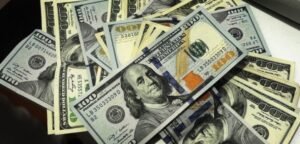 El dólar continúa al alza y supera los 730 pesos