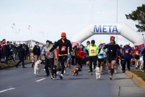 Más de 100 personas participaron  en corrida junto a sus mascotas