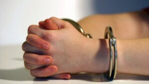 Condenan a un niño de 4 años a cadena perpetua