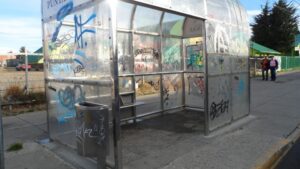 Refugios para peatones están rayados, rotos y muy cochinos