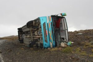 Fuertes ráfagas de viento volcaron un bus en Torres del Paine