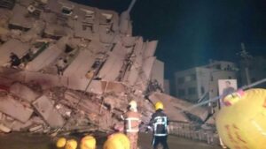 Terremoto sacude Taiwán y provoca colapso de edificios