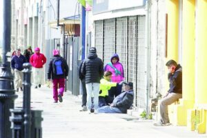 Adulto mayor sufrió caída en el centro producto del viento
