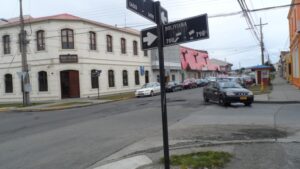 En cada esquina de Punta Arenas hay más de medio millón de pesos en señalética
