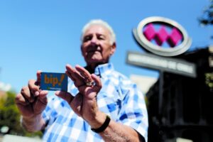 Adultos mayores se movilizan por beneficio  en el transporte público