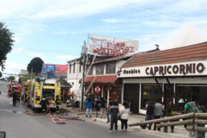 Incendio destruyó vivienda y causó daños en tres locales
