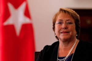 Desaprobación a Bachelet sube al 65%