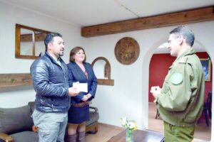 Carabineros entregó aporte para Evelyn Gaete, la niña que necesita un trasplante de médula