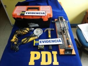 Sujeto detenido por robarle herramientas a su familia