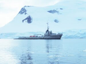 Buque científico de la Armada inició travesía por territorio antártico