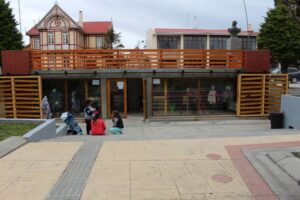 Abren baños públicos en Plaza de Armas de Puerto Natales