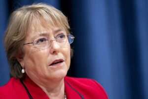 Desaprobación a Bachelet disminuye a un 61%