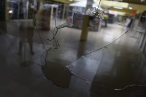 Indigentes causan daños en ventanales de Galería Patagonia ex “Acapulco”