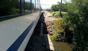 Familia muere tras colisionar su vehículo con tren en San Javier: 4 niños pierden la vida