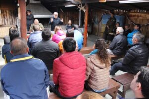 Alcalde de Natales explicó proceso de electrificación en Colonia Isabel Riquelme