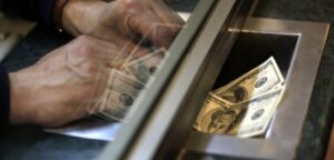 Dólar cae bajo los $700 y anota su mayor retroceso en seis semanas