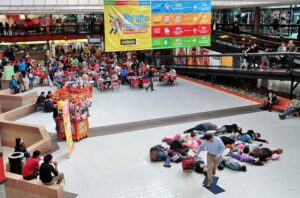 Sorpresiva intervención urbana impactó  a transeúntes y turistas de Zona Franca