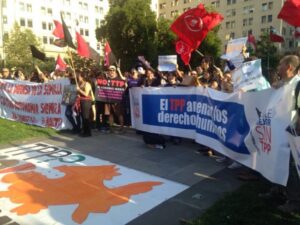 Manifestantes rechazan firma del TPP con velatón frente a La Moneda