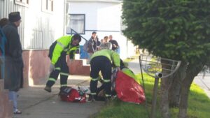 Hombre fallece en la vía pública