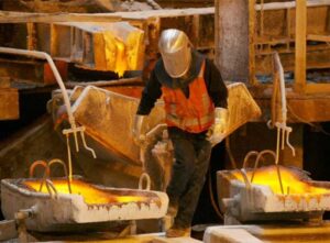 Cobre rompe racha negativa, pero acumula caída de 3,8%