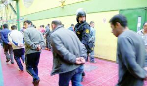 Encuentran cinco celulares en poder de reos de la cárcel