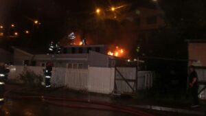Voraz incendio destruye vivienda en Punta Arenas