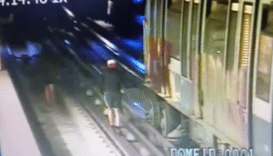 Alemanes que rayaron vagón de Metro deben abandonar el país en 72 horas o serán expulsados