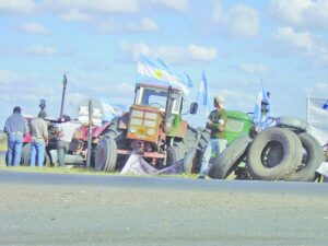 Tensión en el Turbio: cortan rutas por  pagos pendientes