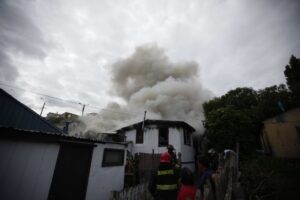 Voraz incendio afectó a dos casas en sector Río de la Mano