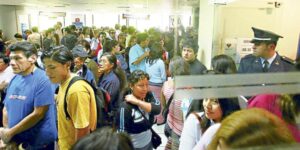 Bolivianos y colombianos residentes rechazan alza en precio de las visas