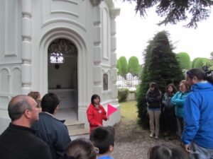 Más de 250 magallánicos asistieron a la “Ruta  de los Enamorados” en el cementerio municipal