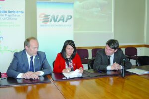 Seremi de Medio Ambiente y ENAP firman convenio para proteger al canquén colorado