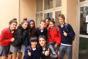 Colegios deben olvidarse de suspensiones por pelo largo, teñido o aros