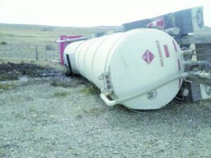 Camión de transporte de crudo  volcó tras chocar con auto argentino