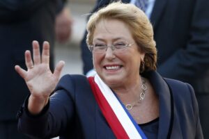 Aprobación de Bachelet subió a 27%  y desaprobación se mantiene en 64%