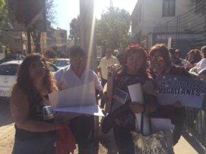 Madres de niños magallánicos con  cáncer entregan petición en La Moneda