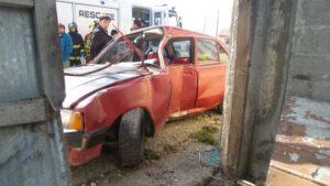 Conductor ebrio chocó contra un muro de cemento