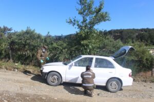 Delincuentes roban auto que se encontraba sin batería fuera de la casa de su dueña