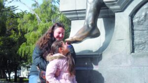 Beso a la Pata del Indio: un mito urbano  de Punta Arenas famoso en todo el mundo