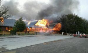 Voraz incendio destruyó por completo Snack Bar en El Calafate