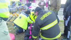 Con lesiones graves resultó joven  universitaria que estrelló su auto contra poste