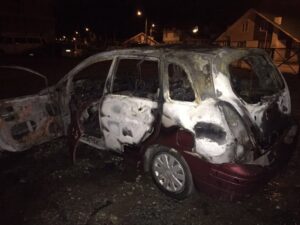 Intentaron incendiar edificio y quemaron tres autos (FOTOS)