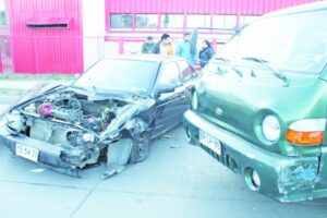 Joven de 17 años involucrado en accidente deja sin fuente laboral a vendedor ambulante