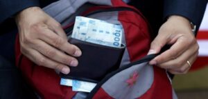 Mujer de 60 años será citada al tribunal por encontrar billetera con dinero y gastarlo