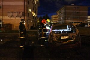 Grave atentado: quemaron cuatro autos  e intentaron incendiar edificio