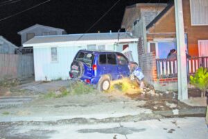 Manejando bajo los efectos del alcohol chocó contra vivienda