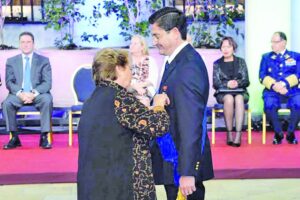 Presidenta entregó reconocimiento a jefe regional de la PDI