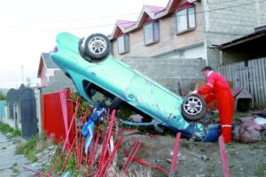 Mujer de 79 años despertó con un  auto en el patio de su vivienda