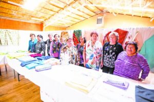 Inauguran exposición “Costura entre Amigas”