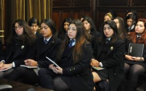 Alumnas de cuarto medio del Liceo Maria Auxiliadora visitaron al alcalde de la comuna.